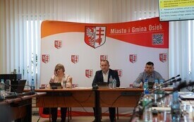 Rada Miejska w Osieku podczas sesji. 
