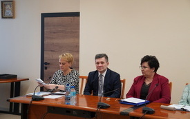 Sesja Rady Miejskiej od lewej Burmistrz Miasta i Gminy Osiek Magdalena Marynowska, Senator Rzeczypospolitej Polskiej Jacek Włosowicz, Skarbnik Gminy Małgorzata Oleszek. 