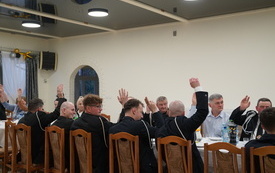 Głosowanie na walnym zebraniu sprawozdawczo-wyborczym w OSP Szwagr&oacute;w. 