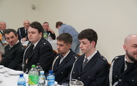 Druhowie OSP Szwagr&oacute;w podczas zebrania sprawozdawczo-wyborczego. 