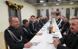Druhowie siedzący przy stole podczas zebrania sprawozdawczo-wyborczego w OSP Szwagr&oacute;w. 