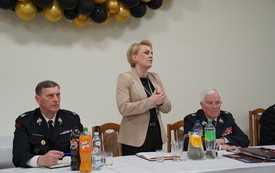 Burmistrz Miasta i Gminy Osiek Magdalena Marynowska kieruje słowa do druh&oacute;w straży pożarnej w Szwagrowie podczas zebrania sprawozdawczo-wyborczego. 