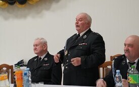 Druh OSP Szwagr&oacute;w prowadzący zebranie sprawozdawczo-wyborcze w Szwagrowie. 