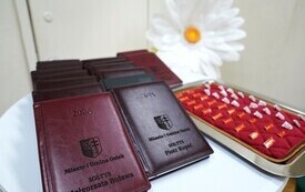 Kalendarze oraz przypinki - upominki dla sołtys&oacute;w z okazji Dnia Sołtysa. 