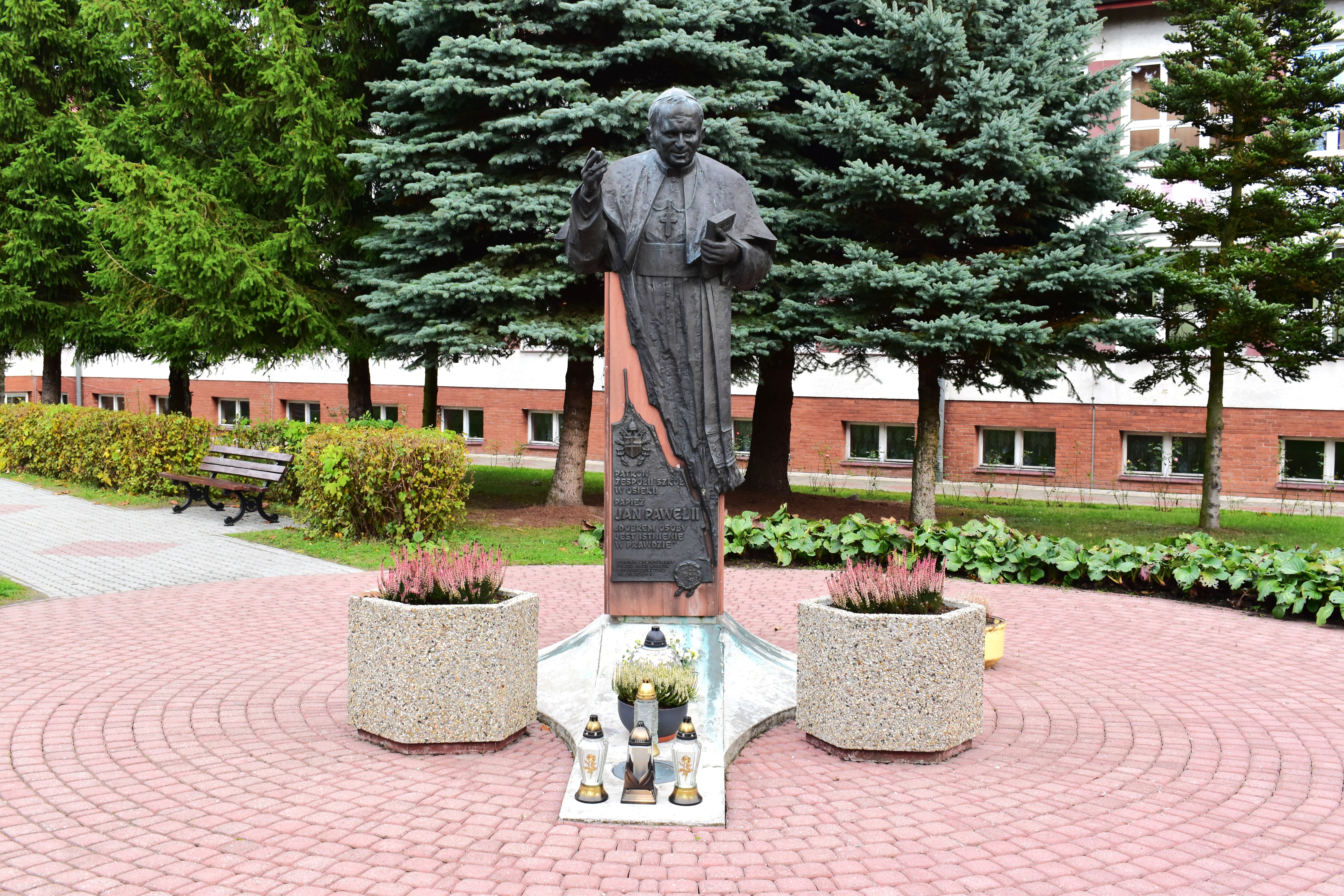 Pomnik św. Jana Pawła II w&nbsp;Osieku 