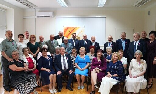 Pary biorące udział w uroczystości uhonorowania par małżeńskich Medalami za Długoletnie Pożycie Małżeńskie
