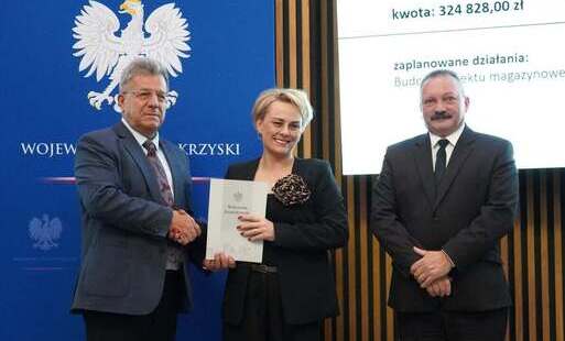 Podpisanie umowy pomiędzy Burmistrz Magdaleną Marynowska a Wojewodą Świętokrzyskim Józefem Brykiem. 