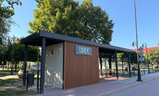 Nowy przystanek autobusowy z szaletem w Osieku