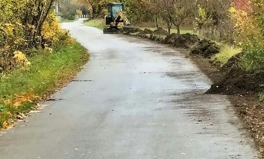 Trwają prace związane z czyszczeniem poboczy dróg gminnych w miejscowości Matiaszów