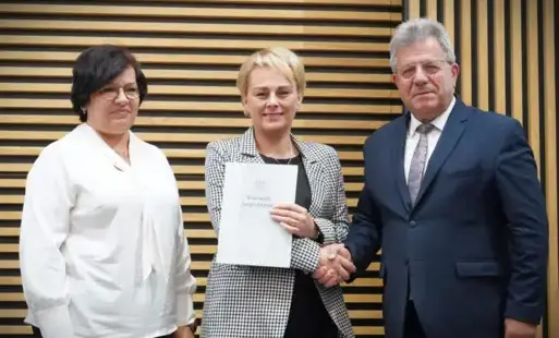 Podpisanie umowy pomiędzy Wojewodą Świętokrzyskim Józefem Brykiem a Miastem i Gminą Osiek na realizację dwóch zadań związanych z usuwaniem skutków klęsk żywiołowych.