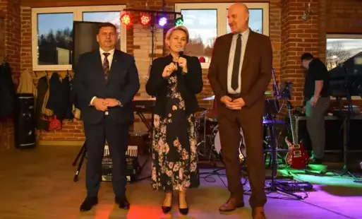 Uroczyste przywitanie gości na Dniu Seniora przez Panią Burmistrz Miasta i Gminy Osiek Magdalenę Marynowską wraz z Wicewojewodą Michałem Skotnickim oraz Wicemarszałkiem Województwa Świętokrzyskiego Grzegorzem Sochą. 