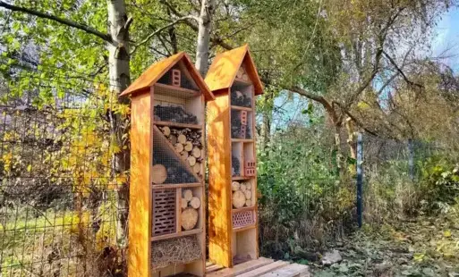 Domki dla owadów stworzone przez uczestników biorących udział w projekcie 'Kieszonka Zieleni - wielka sprawa małej przestrzeni' 