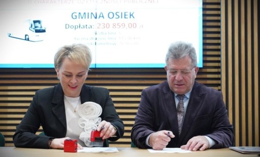 Podpisano umowę na dofinansowanie przewozów autobusowych w Gminie Osiek pomiędzy Burmistrz Magdaleną Marynowską a Wojewodą Świętokrzyskim Józefem Brykiem. 