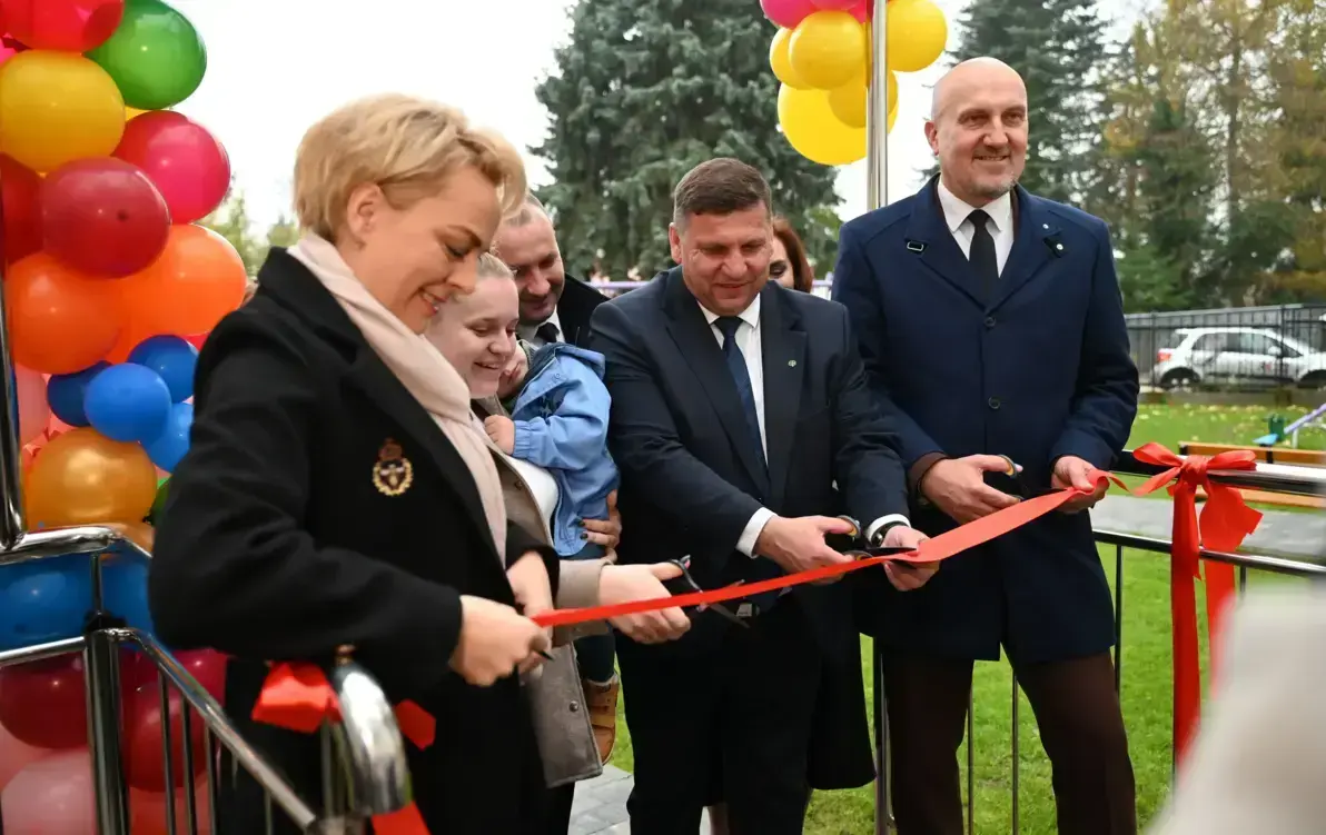 Uroczyste przecięcie wstęgi przez Burmistrz Miasta i Gminy Osiek Magdalenę Marynowską, Wicewojewodę świętokrzyskiego Michała Skotnickiego, Wicemarszałka województwa świętokrzyskiego Grzegorza Sochę.
