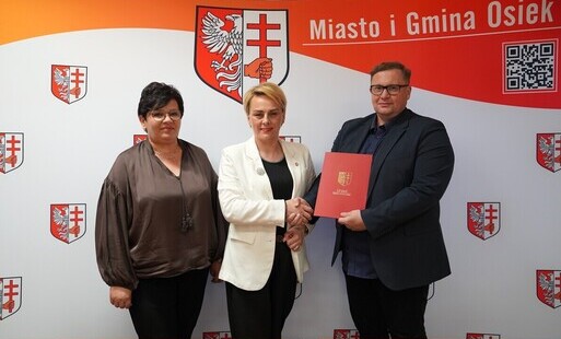 Podpisanie umowy, od lewej Skarbnik Miasta i Gminy Osiek Małgorzata Oleszek, Burmistrz Miasta i Gminy Osiek Magdalena Marynowska, prokurent Piotr Kweczlich. 