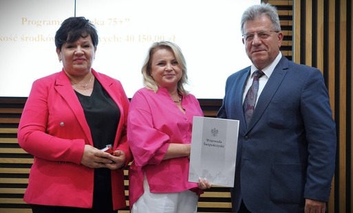 Podpisanie umowy w ramach programu "Opieka 75+". Od lewej: Skarbnik Miasta i Gminy Osiek Małgorzata Oleszek, Zastępca Burmistrza Miasta i Gminy Osiek Joanna Walczak, Wojewoda Świętokrzyski Józef Bryk
