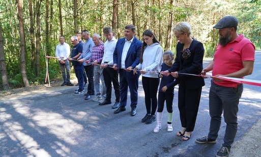 Przecięcie wstęgi podczas otwarcia nowopowstałego odcinka drogi