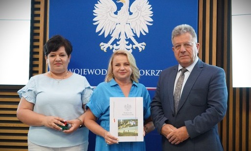 Podpisanie umowy przez Skarbnik Miasta i Gminy Osiek Małgorzatę Oleszek, Zastępcę Burmistrza Miasta i Gminy Osiek Joannę Walczak z Wojewodą Świętokrzyskim Józefem Brykiem