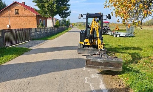Prace związane z uporządkowaniem i oczyszczeniem poboczy w miejscowości Nakol 